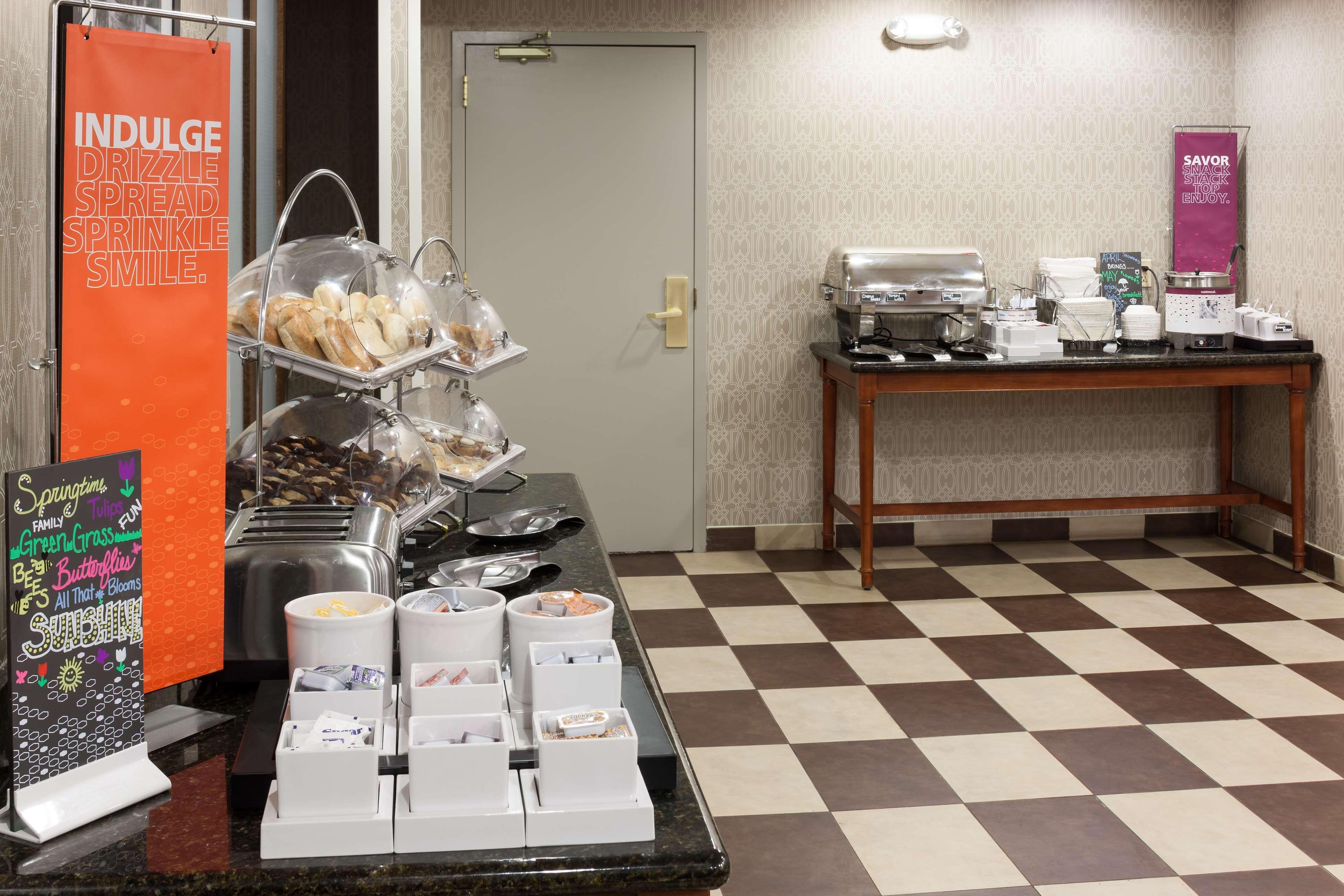 Hampton Inn & Suites Cedar Rapids Εξωτερικό φωτογραφία